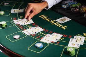 Antarmuka aplikasi mio88slot di ponsel Android dengan tabel kasino langsung dan menu sportsbook
